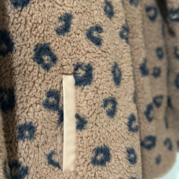 Abercrombie and Fitch Sherpa Sweater - Picture 5 of 6